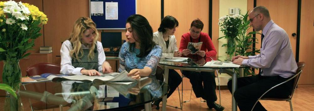 étudiants et adultes en classe d'espagnol à Madrid en Espagne