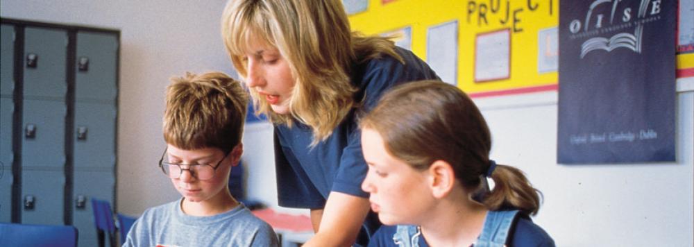 enfants et adolescents en cours d'anglais en Grande-Bretagne