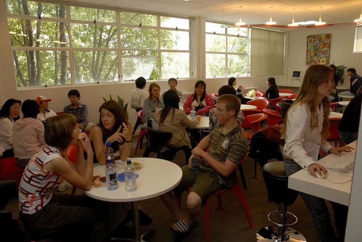 Pause dans le café des étudiants avec ordinateurs et connexion internet