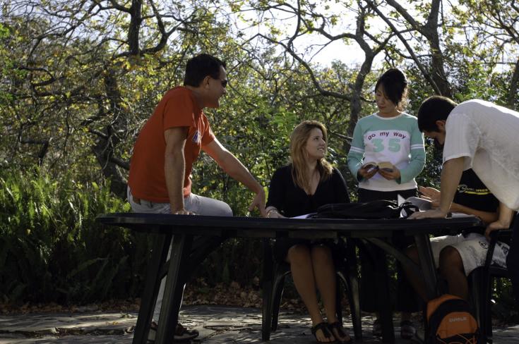 Une discussion entre amis de différents pays dans une "Student House"