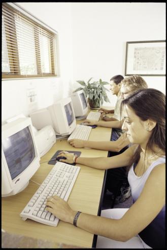 Une salle informatique à l'école