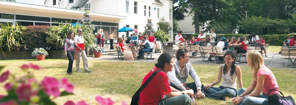 étudiants à l'école d'anglais de Bournemouth en Grande-Bretagne