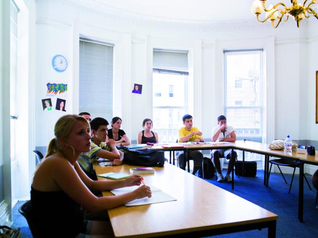 Des étudiants impliqués dans un espace lumineux