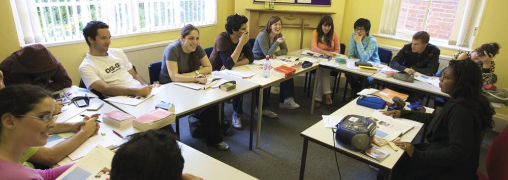 étudiants en cours d'anglais à Oxford en Grande-Bretagne