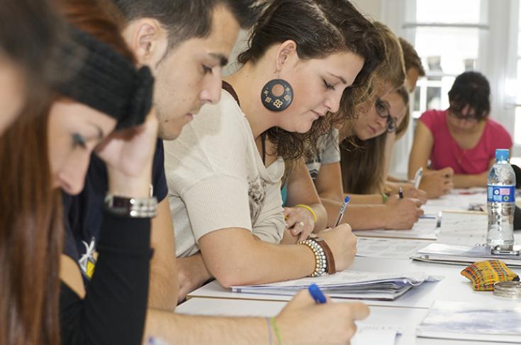Etudiants en séjour linguistique pendant un cours d'anglais