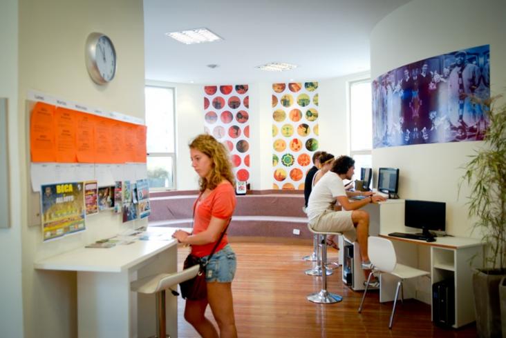Une école moderne et colorée