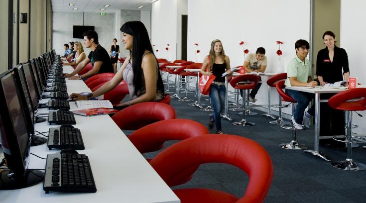 Salle de détente et espace informatique de l'école de langue Browns