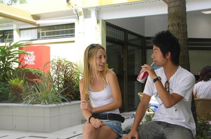 Etudiants à l'entrée de L'école