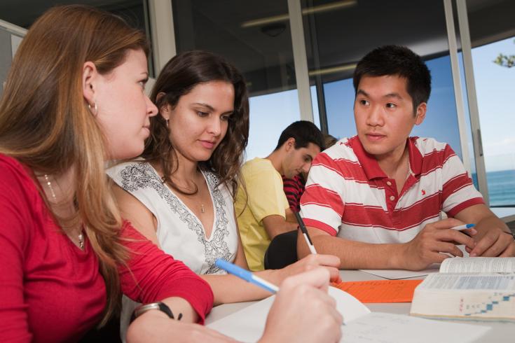 Etudiants en cours, vue sur l'océan