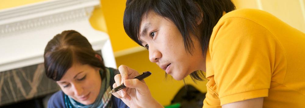 étudiants en cours d'anglais à Bath en Grande-Bretagne