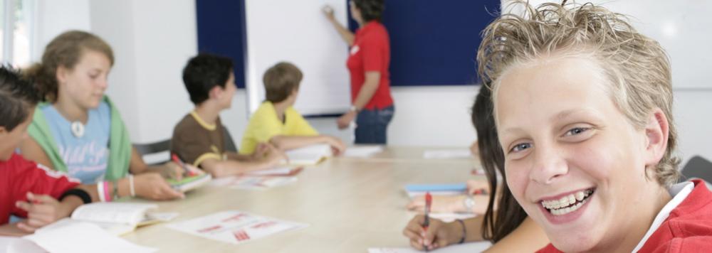 jeunes adolescents en cours d'allemand à Berlin en Allemagne