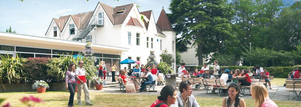 jeunes étudiants à l'école d'anglais de Bournemouth en Grande-Bretagne