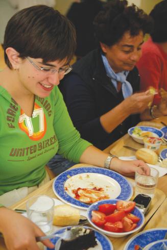 Etudiants à la cafétéria de l'école de langue