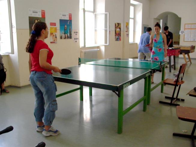 Salle de loisirs avec table de ping pong