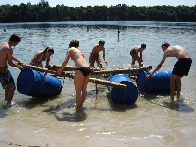 Construction d'un radeau au lac de Vught